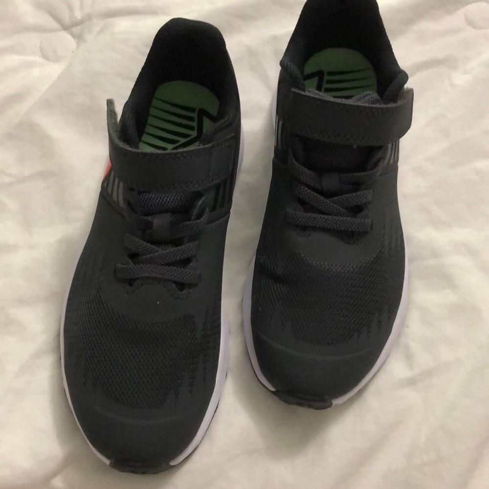 Boys Nike Sneakers - Picture 5 of 5